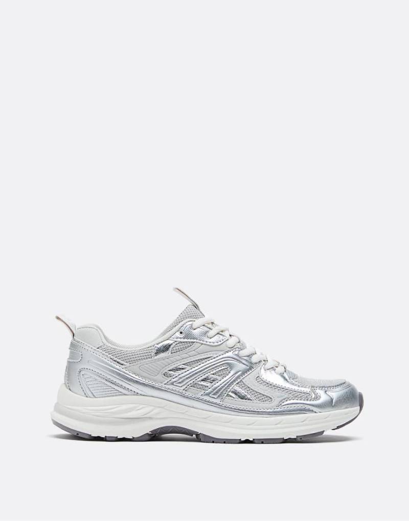 Stradivarius - Sneaker mit Details in Silberoptik von Stradivarius