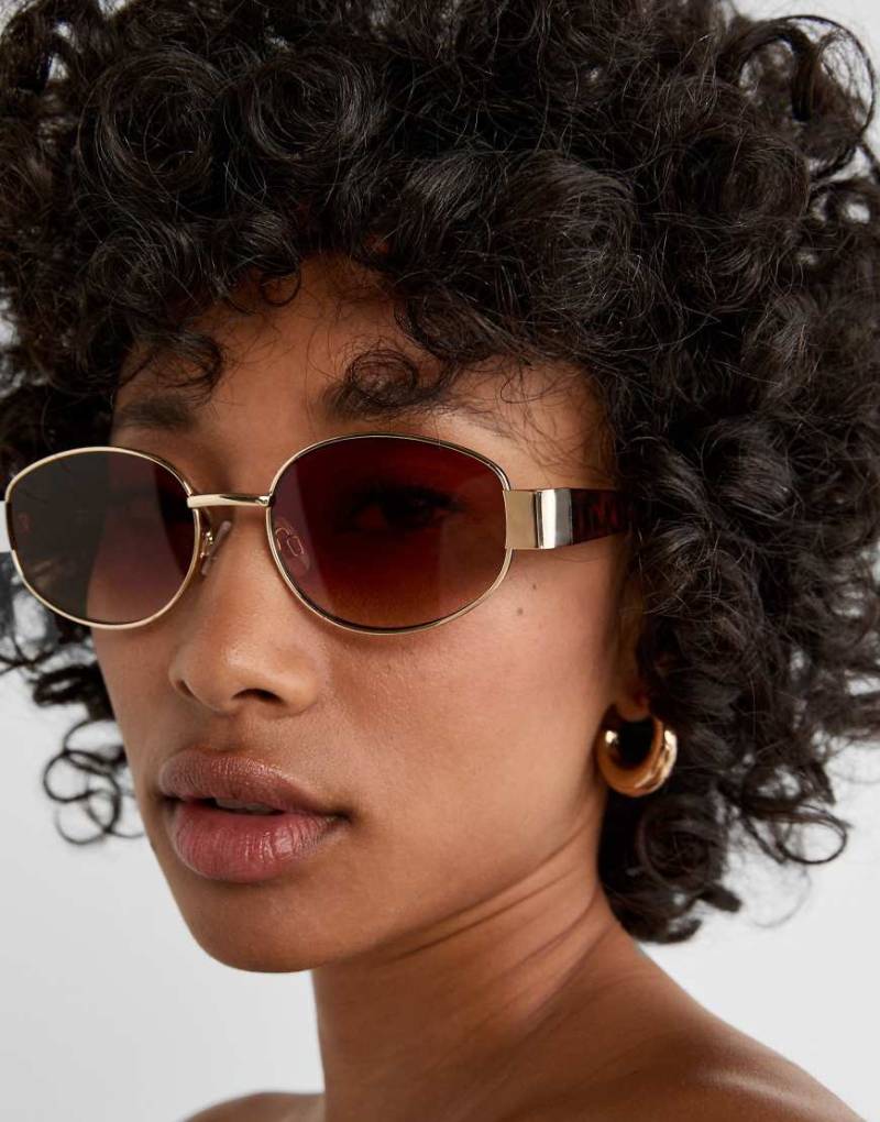 Stradivarius - Sonnenbrille mit Metallbügeln in Braun von Stradivarius