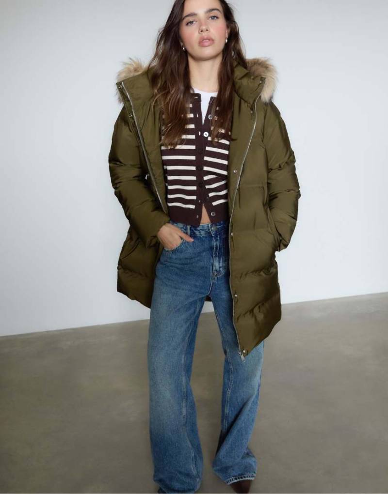 Stradivarius - Steppmantel in Olivgrün mit Kapuze aus Kunstpelz von Stradivarius