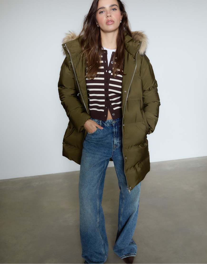 Stradivarius - Steppmantel in Olivgrün mit Kapuze aus Kunstpelz von Stradivarius