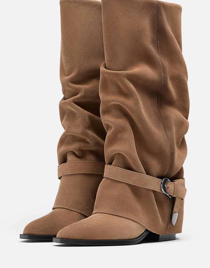Stradivarius - Stiefel mit Absatz aus Wildleder in Beige mit knautschigen Design-Neutral von Stradivarius