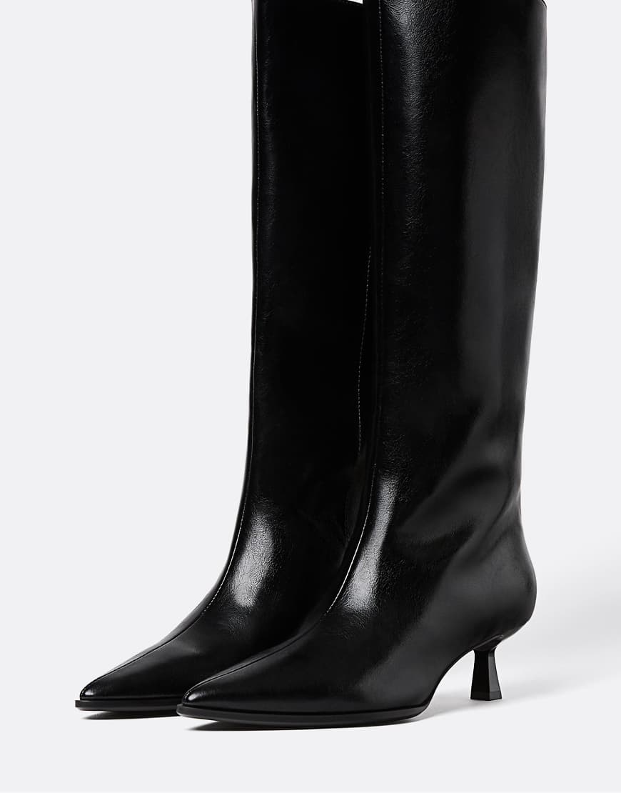 Stradivarius - Stiefeletten in Schwarz mit Kitten-Heel-Absatz Stradivarius - Stiefeletten in Schwarz mit Kitten-Heel-Absatz von Stradivarius