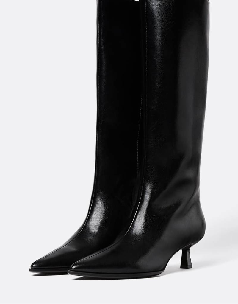 Stradivarius - Stiefeletten in Schwarz mit Kitten-Heel-Absatz Stradivarius - Stiefeletten in Schwarz mit Kitten-Heel-Absatz von Stradivarius