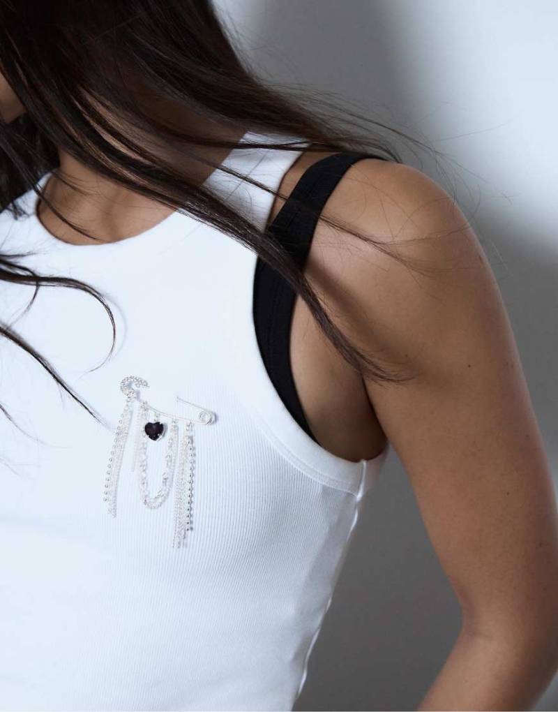 Stradivarius - Strassbesetzte Brosche in Grau mit Herz- und Kettendetail von Stradivarius