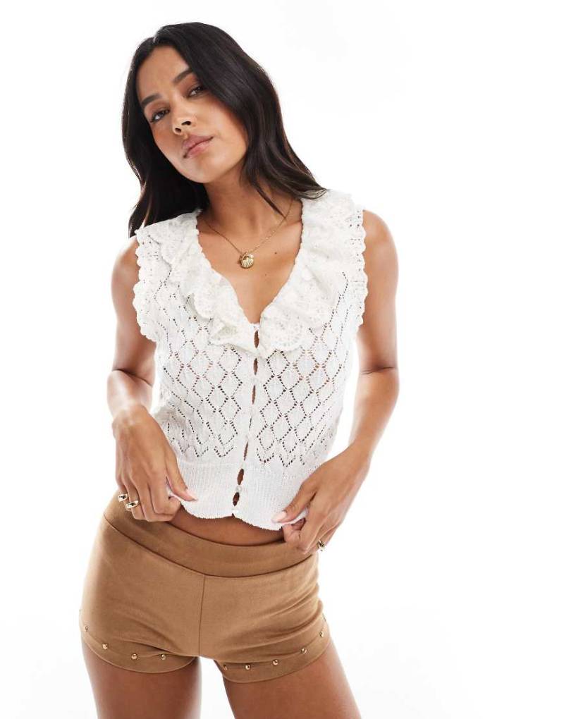 Stradivarius - Strick-Trägertop in Weiß mit Rüschen von Stradivarius