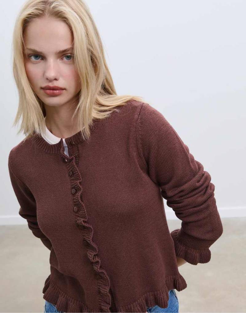 Stradivarius - Strickjacke in Braun mit Knöpfen und Rüschen von Stradivarius