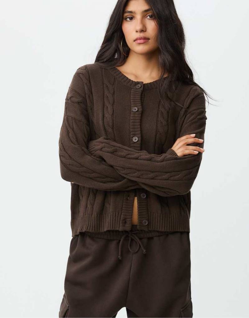 Stradivarius - Strickjacke in Braun mit Knopfleiste und Zopfmuster-Brown Stradivarius - Strickjacke in Braun mit Knopfleiste und Zopfmuster-Brown von Stradivarius