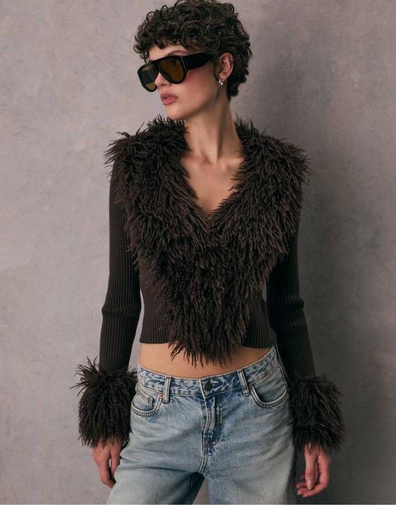 Stradivarius - Strickjacke in Braun mit abnehmbarem Kunstpelz-Brown von Stradivarius