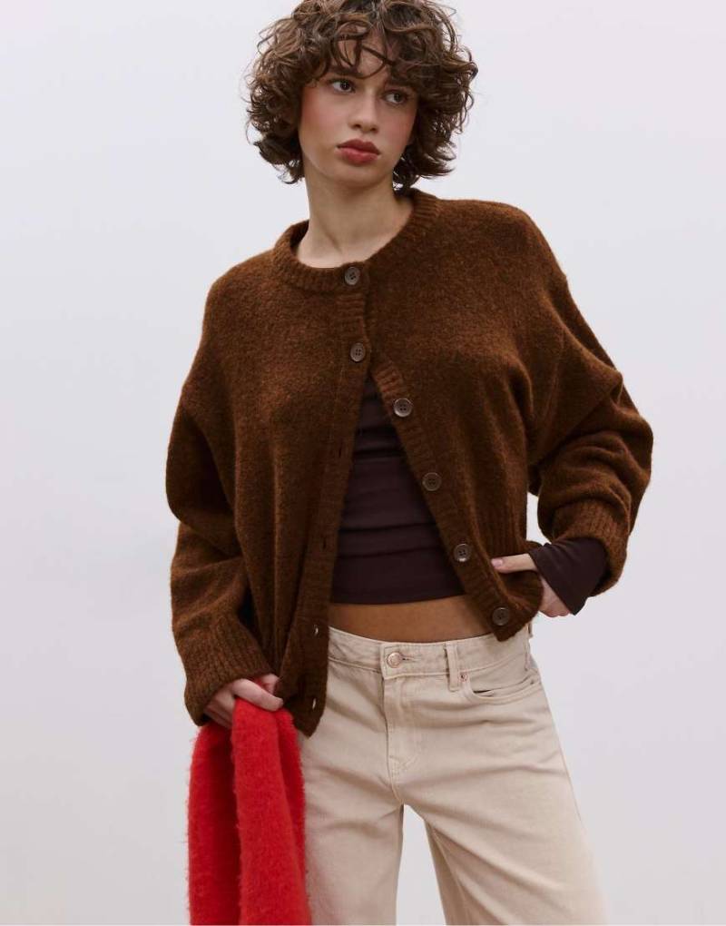 Stradivarius - Strickjacke in Braun mit weiten Ärmeln-Brown von Stradivarius