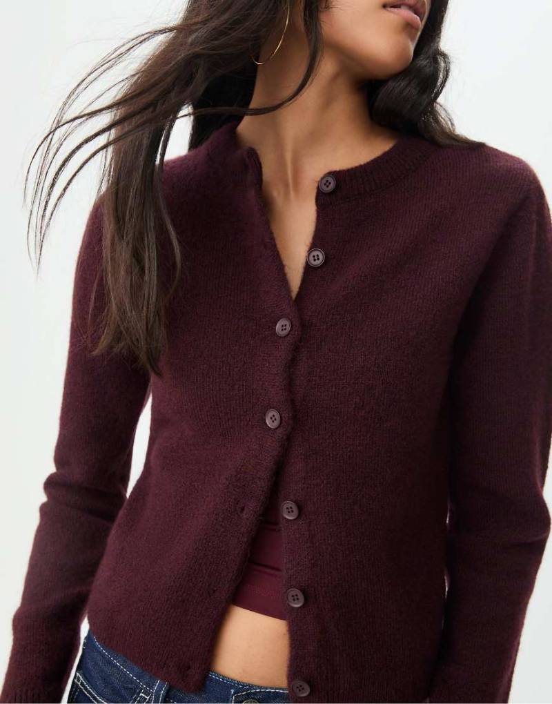 Stradivarius - Strickjacke in Burgunderrot mit Knöpfen von Stradivarius