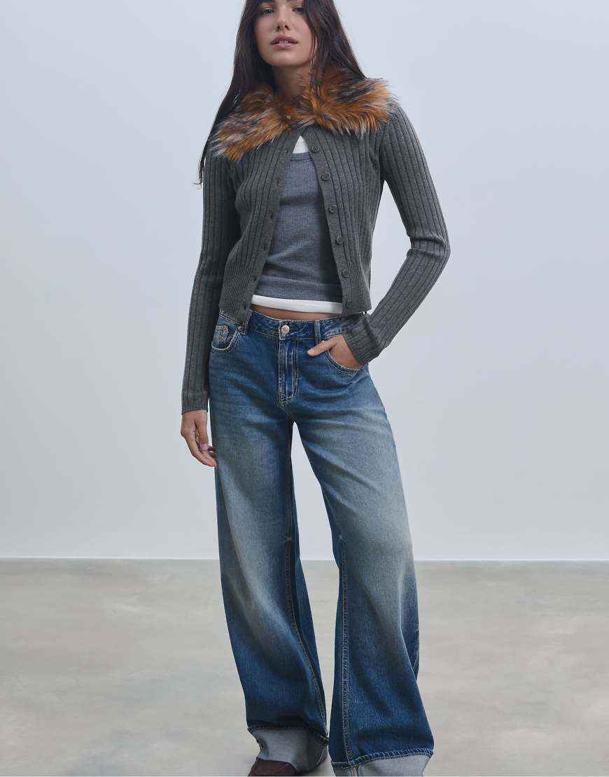 Stradivarius - Strickjacke in Dunkelgrau mit Kunstpelzkragen von Stradivarius