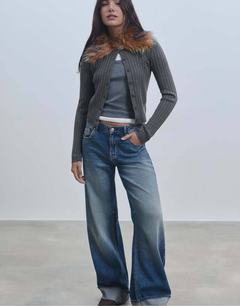 Stradivarius - Strickjacke in Dunkelgrau mit Kunstpelzkragen von Stradivarius