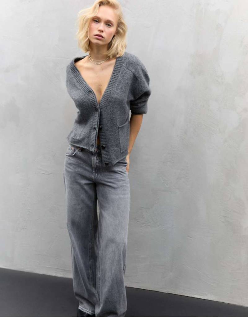 Stradivarius - Strickjacke in Dunkelgrau mit mehrlagigem Kragendetail von Stradivarius