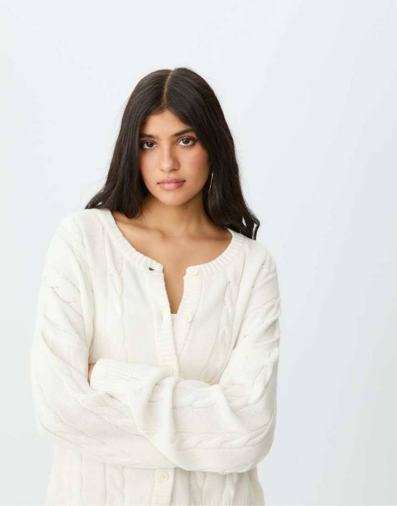 Stradivarius - Strickjacke in Ecru mit Knopfleiste und Zopfmuster-Weiß von Stradivarius