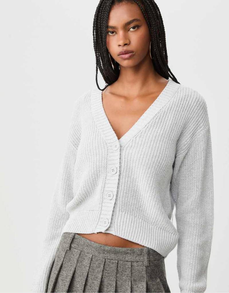 Stradivarius - Strickjacke in Grau meliert mit Knopfleiste von Stradivarius