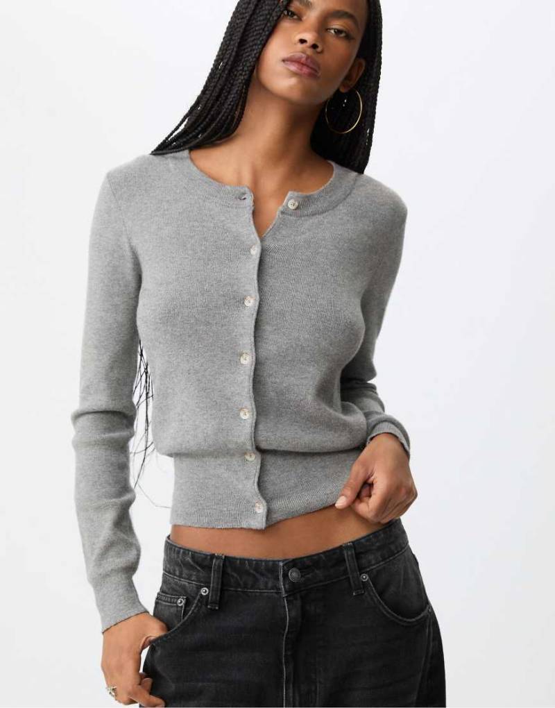 Stradivarius - Strickjacke in Grau meliert mit Knopfleiste von Stradivarius