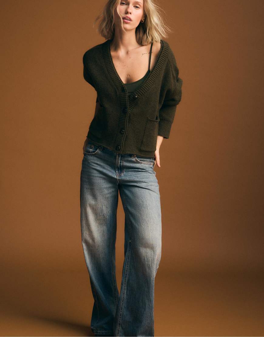 Stradivarius - Strickjacke in Grün mit mehrlagigem Kragendetail von Stradivarius