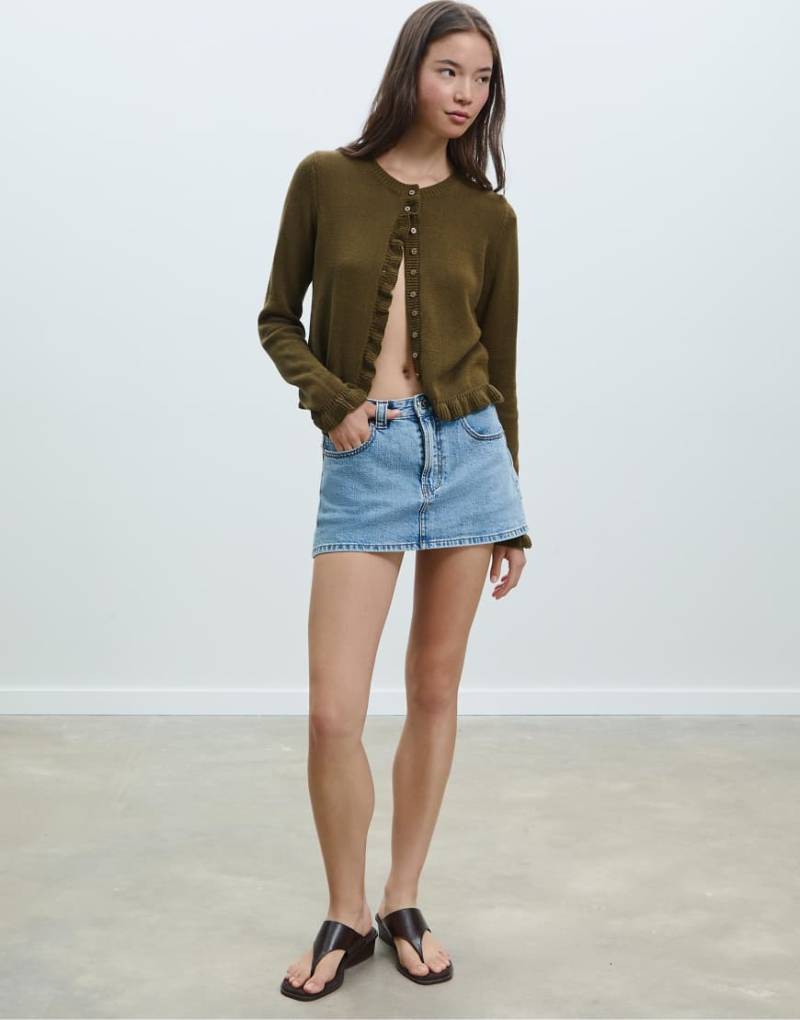 Stradivarius - Strickjacke in Khaki mit Knöpfen und Rüschen-Grün von Stradivarius