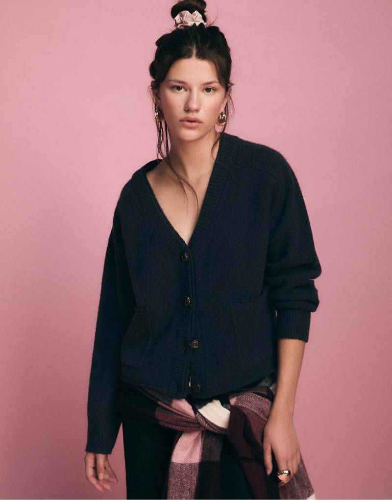 Stradivarius - Strickjacke in Marineblau mit mehrlagigem Kragendetail von Stradivarius