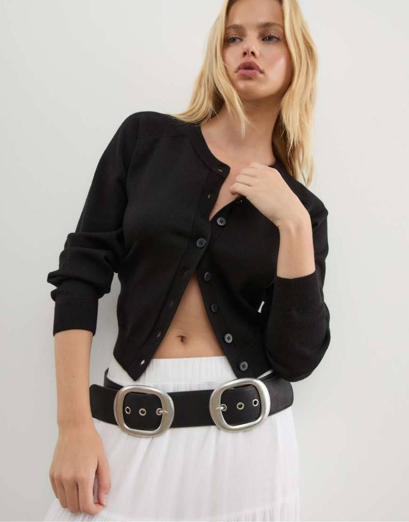 Stradivarius - Strickjacke in Schwarz mit Knöpfen und Raglanärmeln von Stradivarius