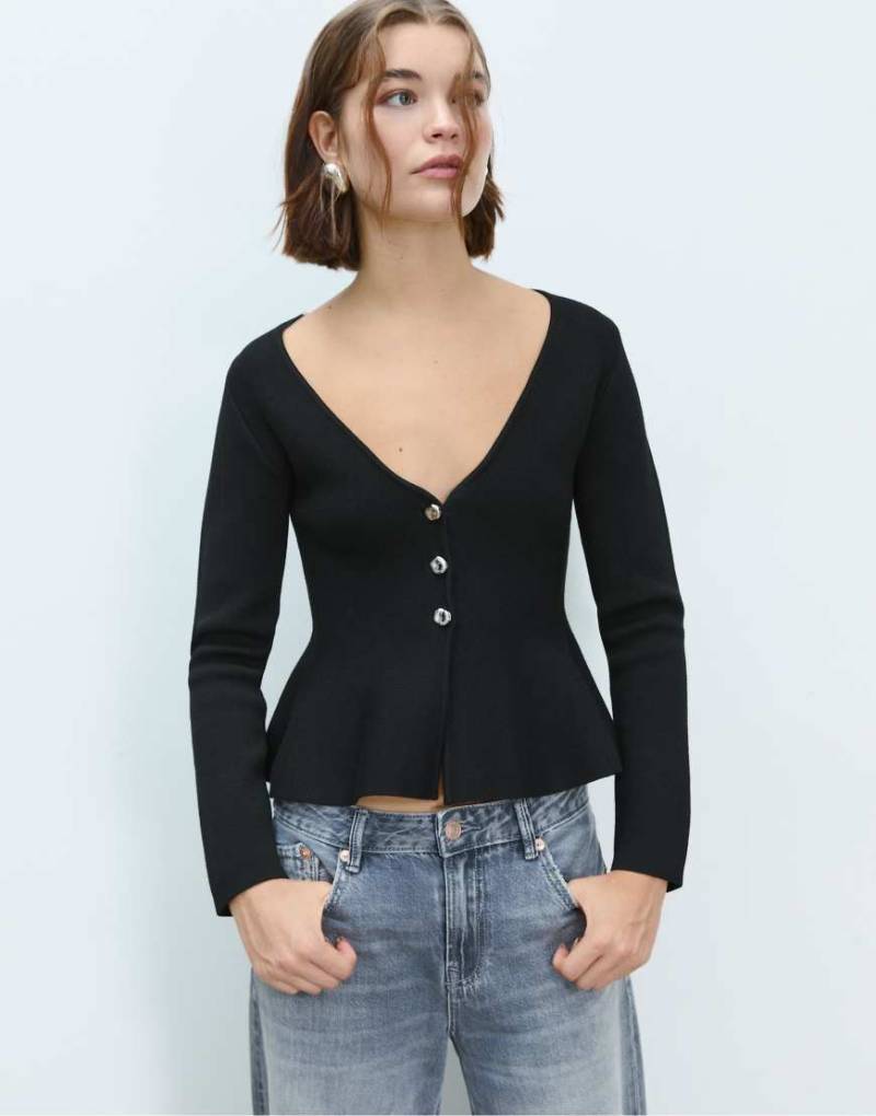 Stradivarius - Strickjacke in Schwarz mit Knopfleiste und Schößchensaum von Stradivarius