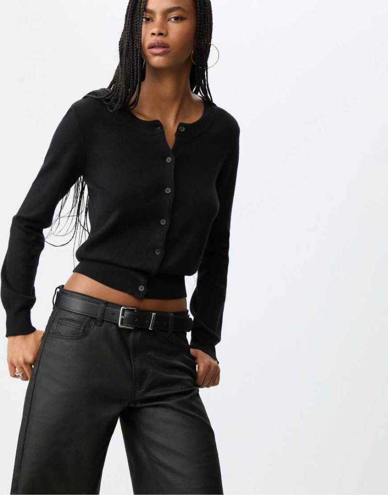 Stradivarius - Strickjacke in Schwarz mit Knopfleiste von Stradivarius