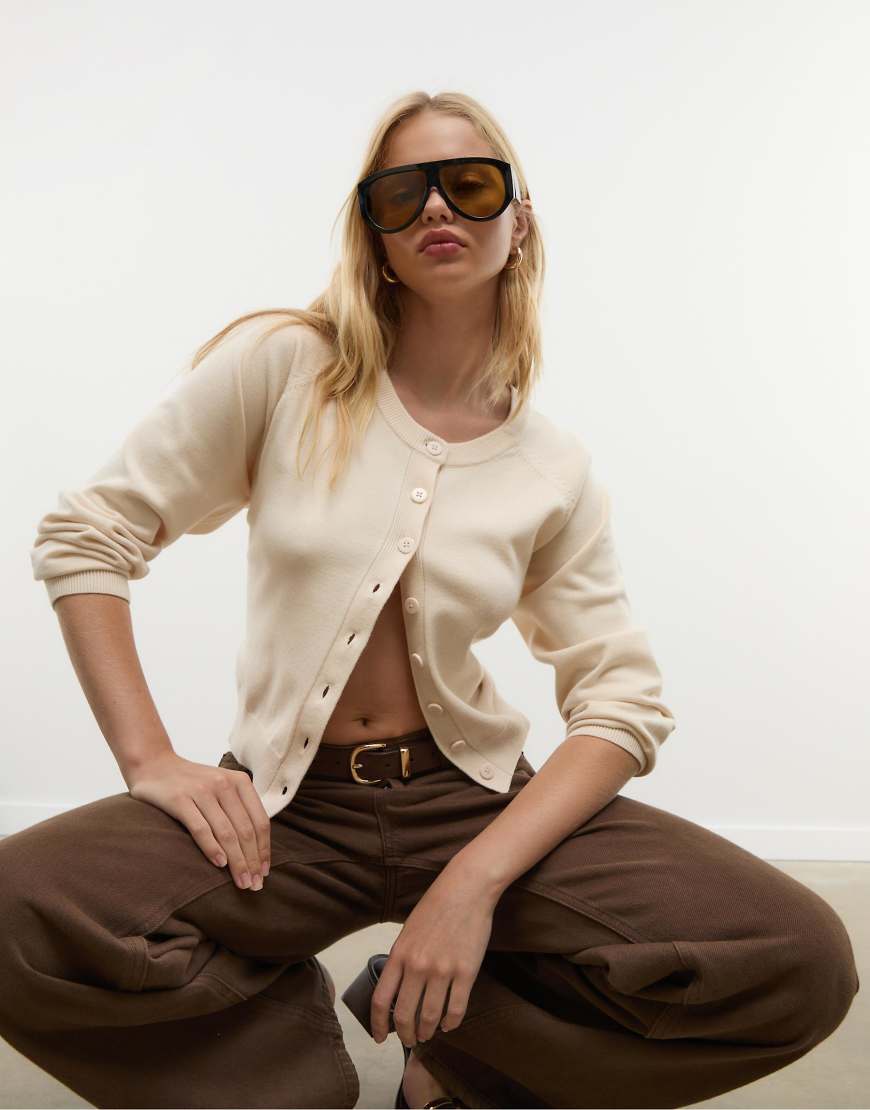 Stradivarius - Strickjacke in Steinbeige mit Knöpfen und Raglanärmeln-Neutral von Stradivarius