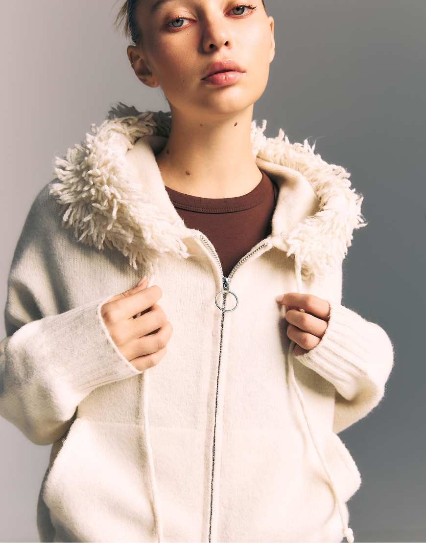 Stradivarius - Strickjacke in Vanille mit Kapuze mit Kunstpelzbesatz-Weiß von Stradivarius