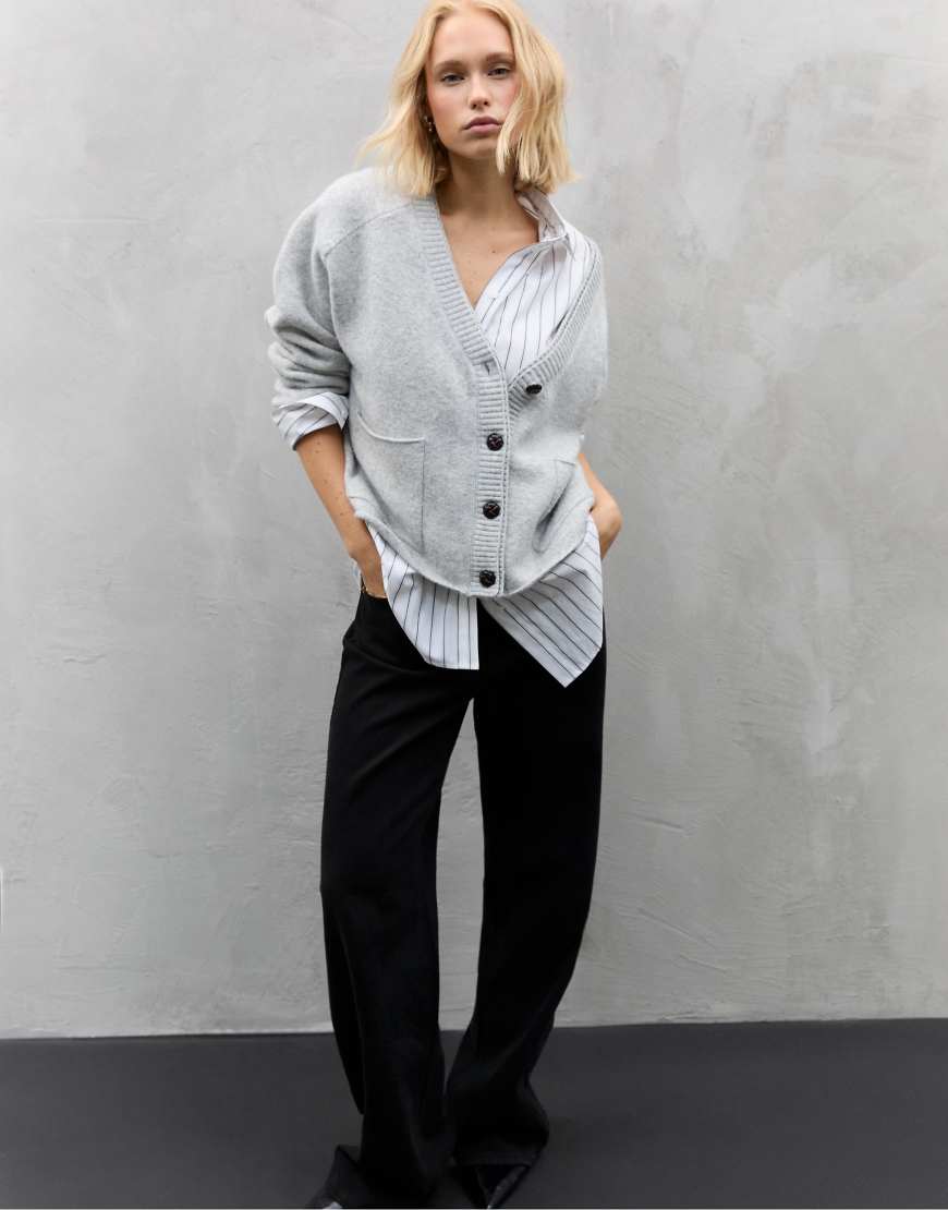 Stradivarius - Strickjacke in meliertem Grau mit mehrlagigem Kragendetail von Stradivarius