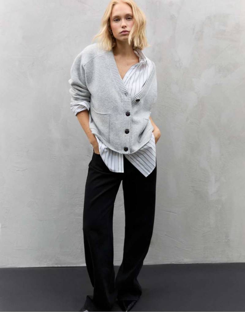 Stradivarius - Strickjacke in meliertem Grau mit mehrlagigem Kragendetail von Stradivarius