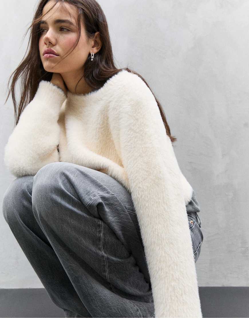 Stradivarius - Strickpullover aus Kunstpelz in Vanillegelb-Weiß von Stradivarius