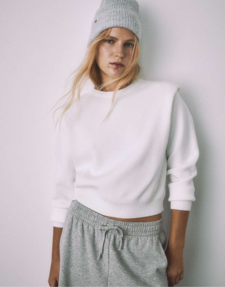 Stradivarius - Strickpullover in Ecru mit Schulterpolstern-Weiß von Stradivarius