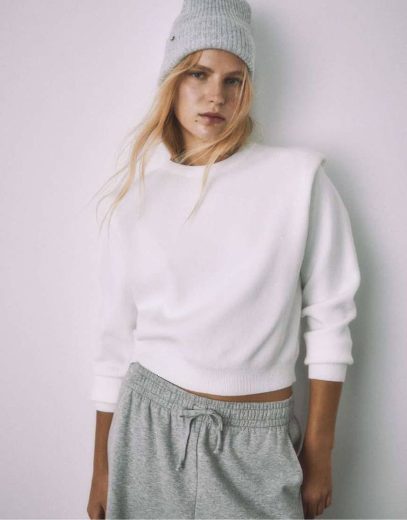 Stradivarius - Strickpullover in Ecru mit Schulterpolstern-Weiß von Stradivarius