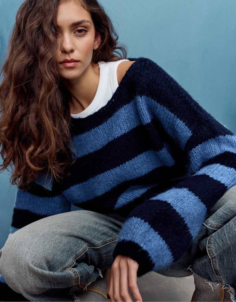 Stradivarius - Strickpullover in Marineblau gestreift mit U-Boot-Ausschnitt und Schaldetail von Stradivarius