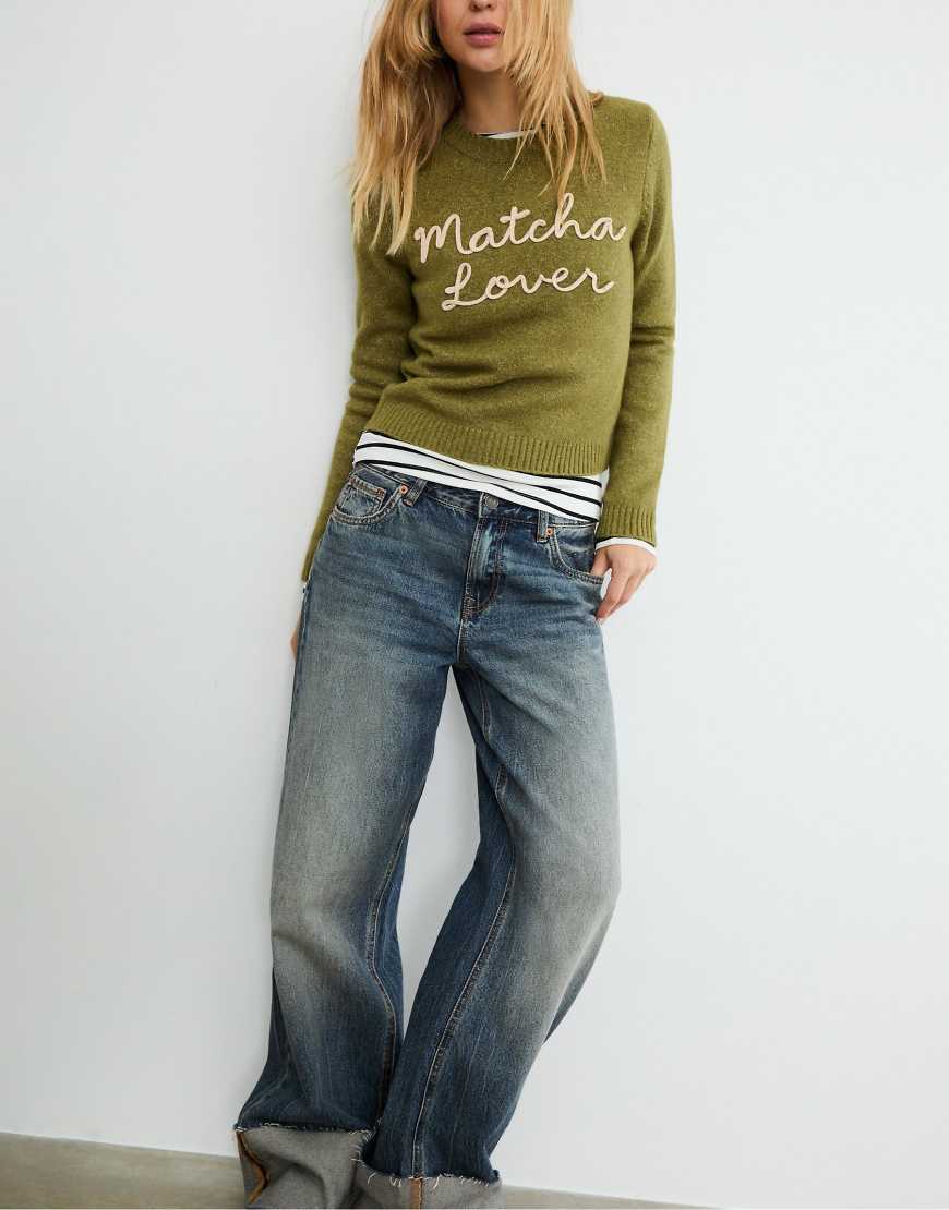 Stradivarius - Strickpullover in Olivgrün mit platziertem Schriftzug von Stradivarius