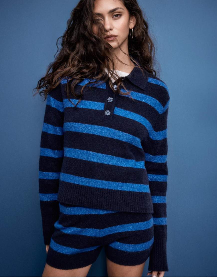 Stradivarius - Strickpullover in leuchtendem Blau mit Streifen und Polokragen von Stradivarius