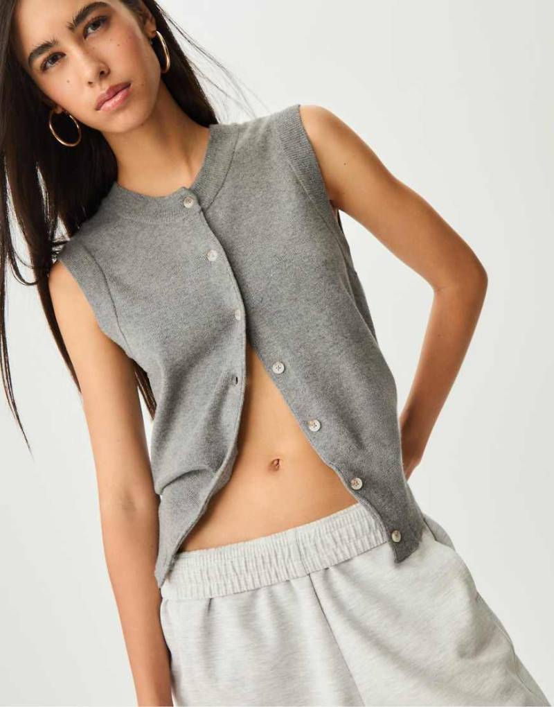 Stradivarius - Strickpullunder in Grau meliert mit Knopfleiste von Stradivarius