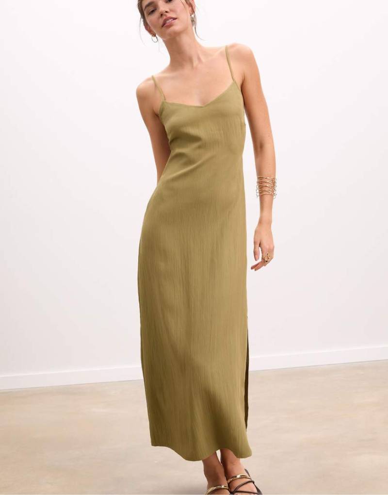 Stradivarius - Strukturiertes Maxikleid in Khaki mit Riemchen-Trägern-Grün von Stradivarius