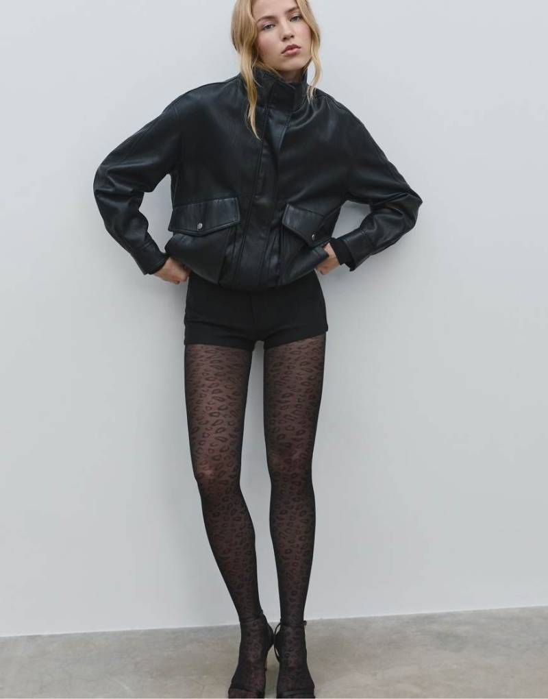 Stradivarius - Strumpfhose in Schwarz mit Leopardenmuster, 30 DEN von Stradivarius