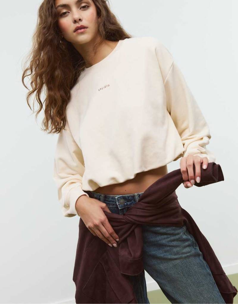 Stradivarius - Studio - Ballon-Sweatshirt in Vanille-Weiß von Stradivarius