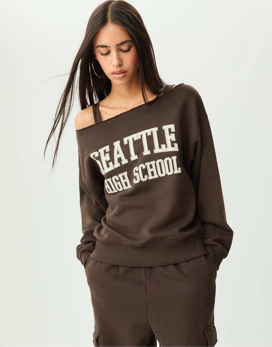 Stradivarius - Sweatshirt in Braun mit Print und U-Boot-Ausschnitt-Brown von Stradivarius