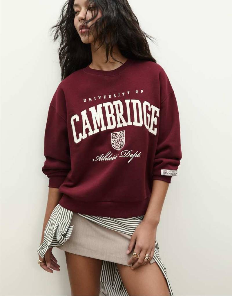 Stradivarius - Sweatshirt in Burgunderrot mit Stickerei von Stradivarius