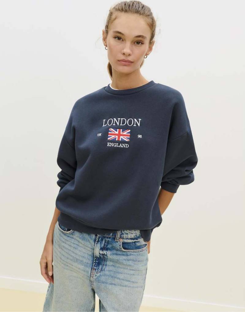 Stradivarius - Sweatshirt in Dunkelblau mit „London"-Stickerei-Marineblau von Stradivarius