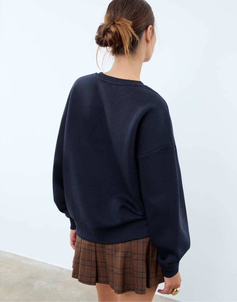 Stradivarius - Sweatshirt in Dunkelblau mit Hund-Stickerei-Marineblau von Stradivarius