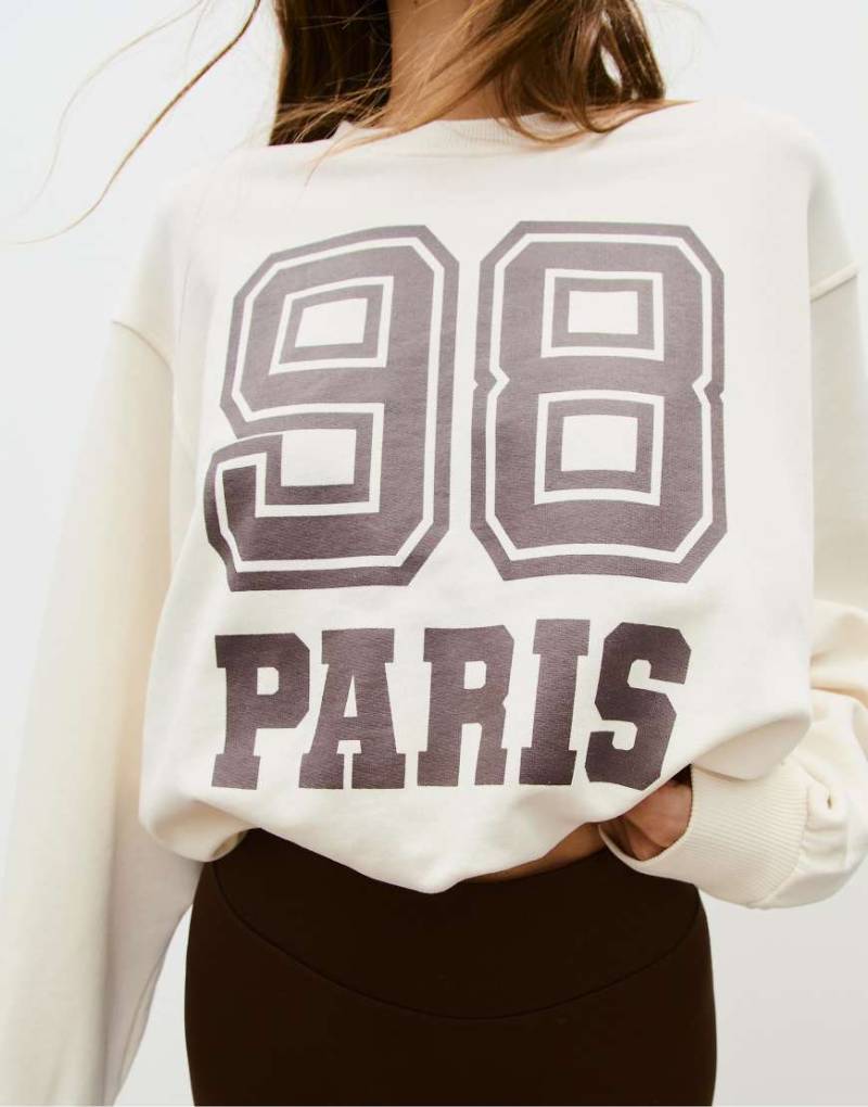 Stradivarius - Sweatshirt in Ecru mit Puffärmeln und Placement-Print-Weiß von Stradivarius