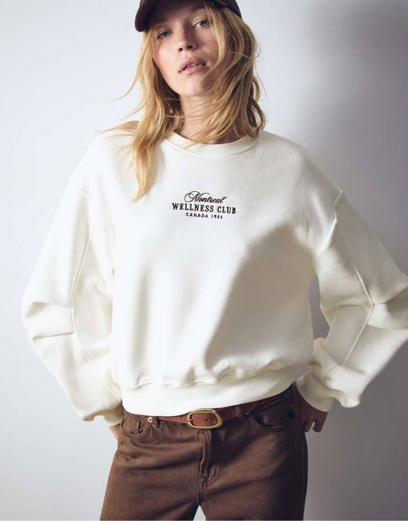 Stradivarius - Sweatshirt in Ecru mit Stickerei und Abnähern an den Ärmeln-Weiß von Stradivarius
