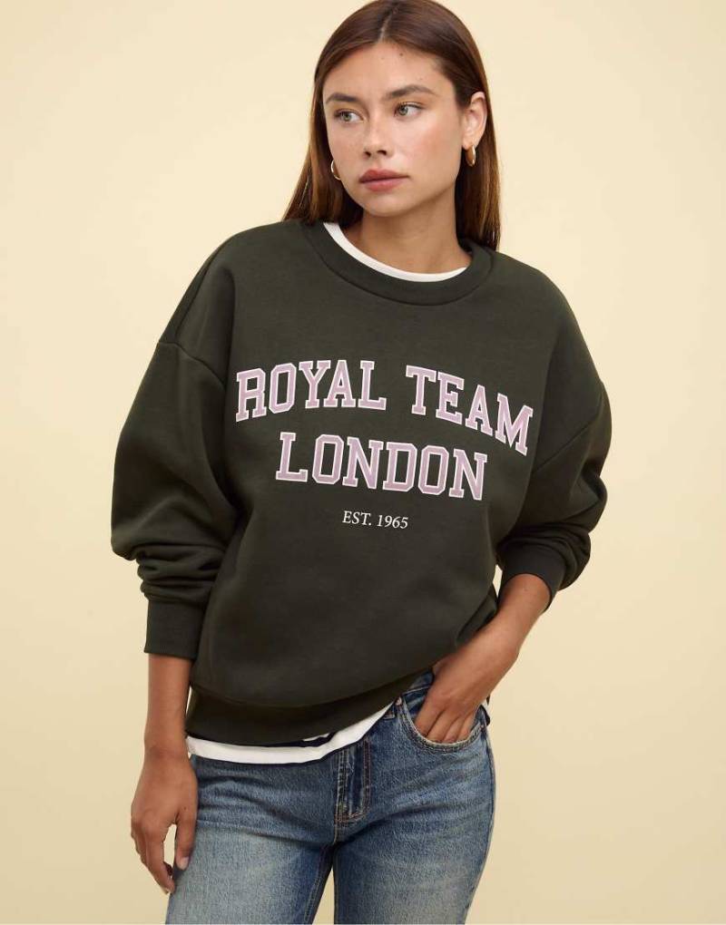 Stradivarius - Sweatshirt in Grün mit Stickerei von Stradivarius