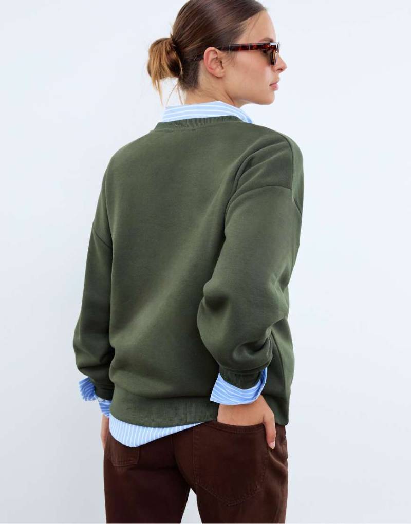 Stradivarius - Sweatshirt in Grün mit aufgesticktem Hund von Stradivarius