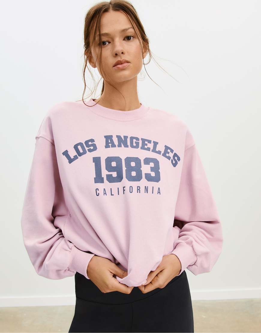 Stradivarius - Sweatshirt in Kaugummirosa mit Puffärmeln und Placement-Print von Stradivarius