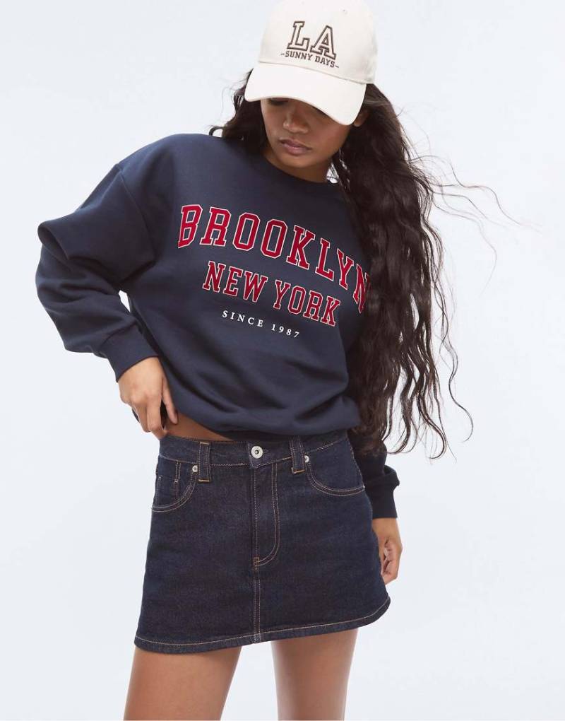 Stradivarius - Sweatshirt in Marineblau mit Stickerei von Stradivarius